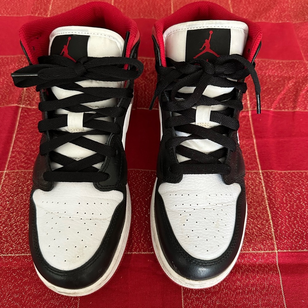 Jordan Men's Black and White Sneakers